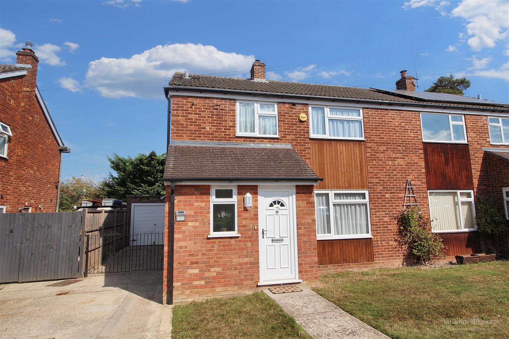 3 bed property in Walmer Close, Reading